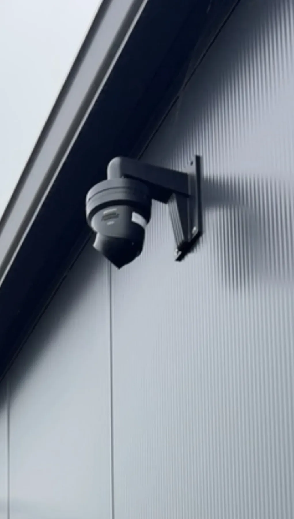 Camera op de hoek van een donkere damwandgevel