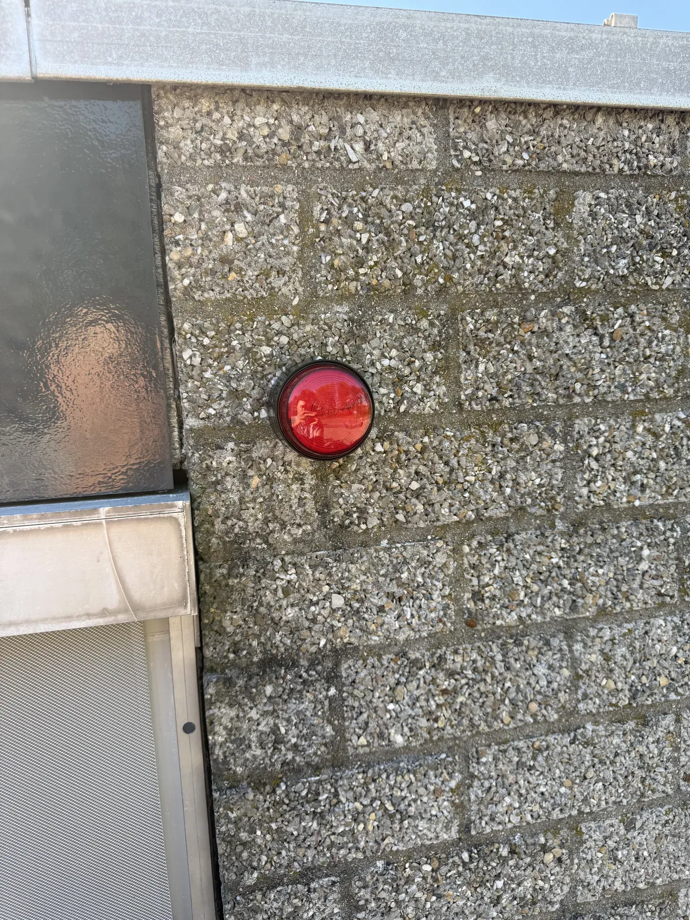 Rode alarmflitser gemonteerd op een buitenmuur