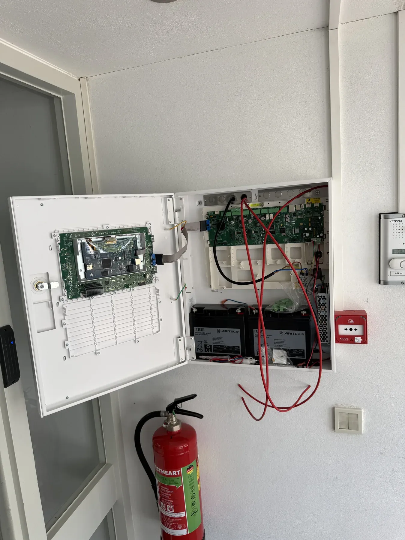 Geopende brandmeldcentrale tijdens onderhoud aan de installatie