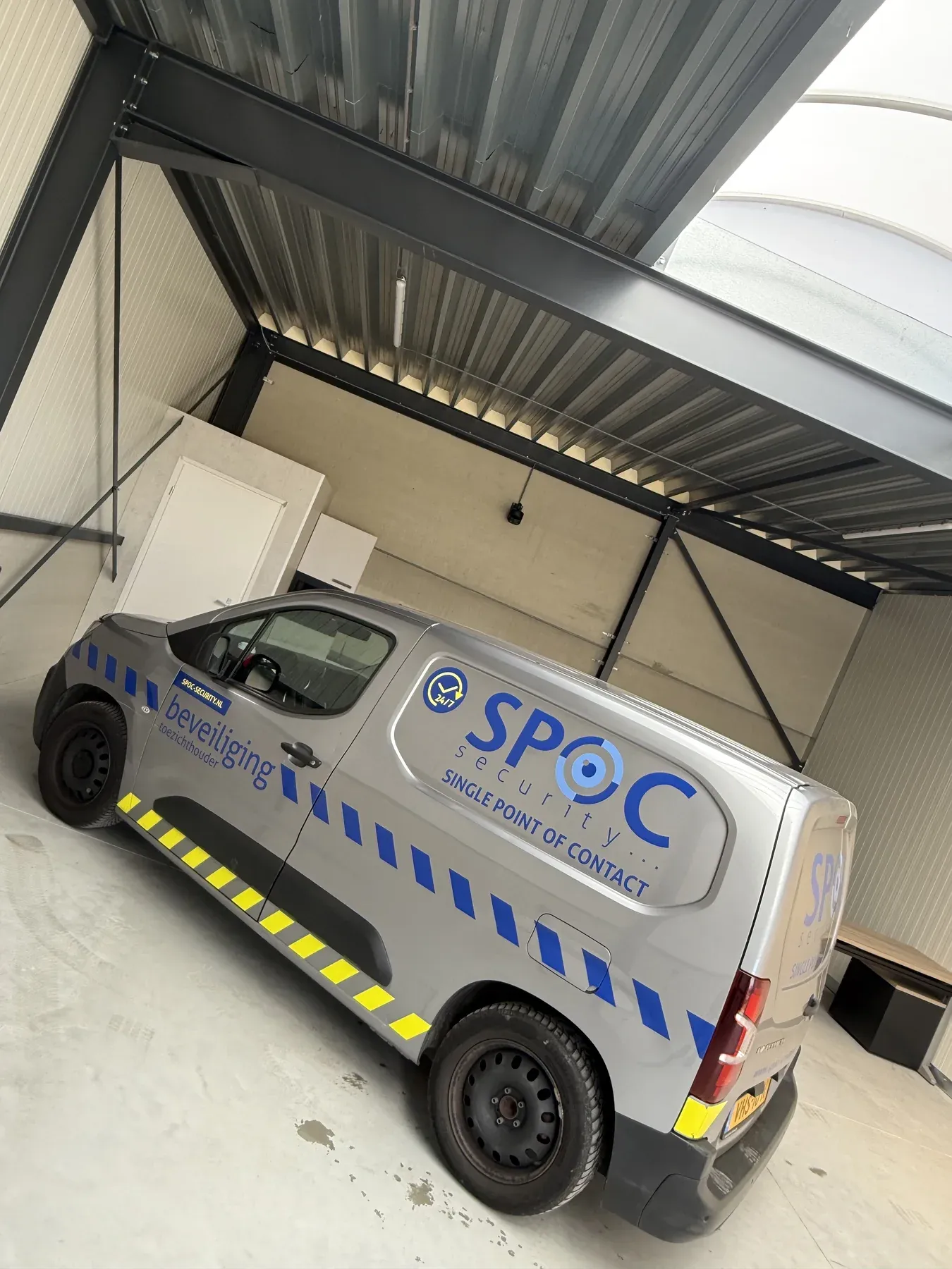 Bestelbus van SPOC-Security in een bedrijfshal