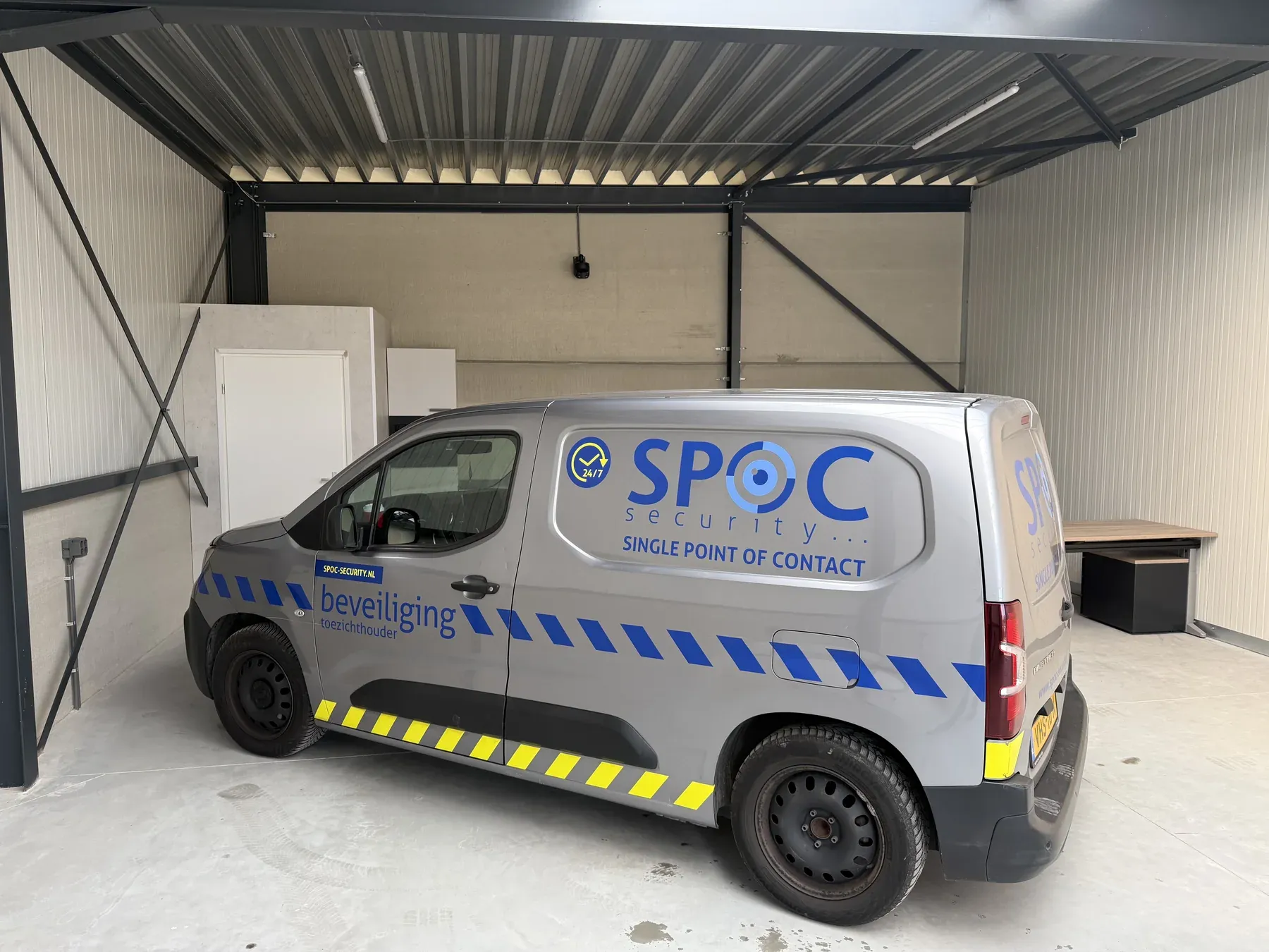 Bestelbus van SPOC-Security tijdens een installatie in een bedrijfsunit